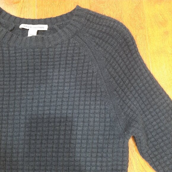 Luxury navy Cashmere crew neck textured sweater - Picture 6 of 9